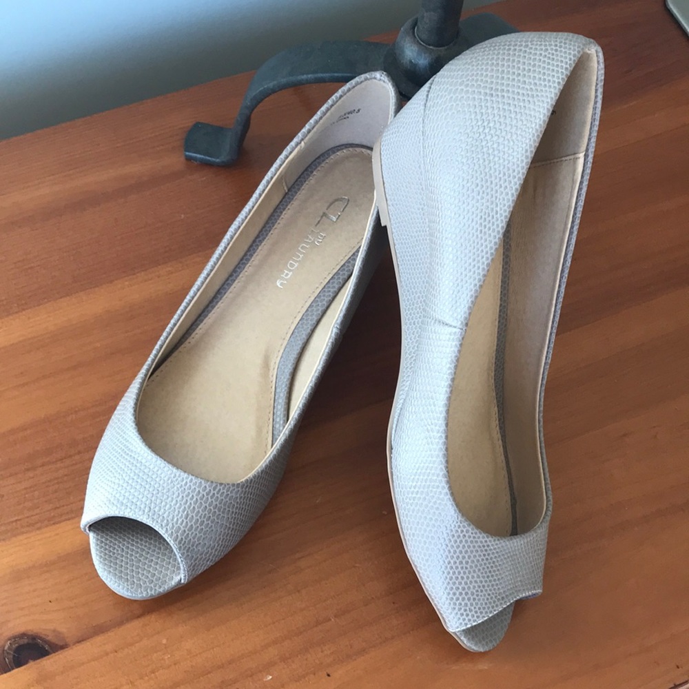 NWB. Peep-toe wedges for Spring! CL by LAUNDRY, light beige, size 9 1/2.